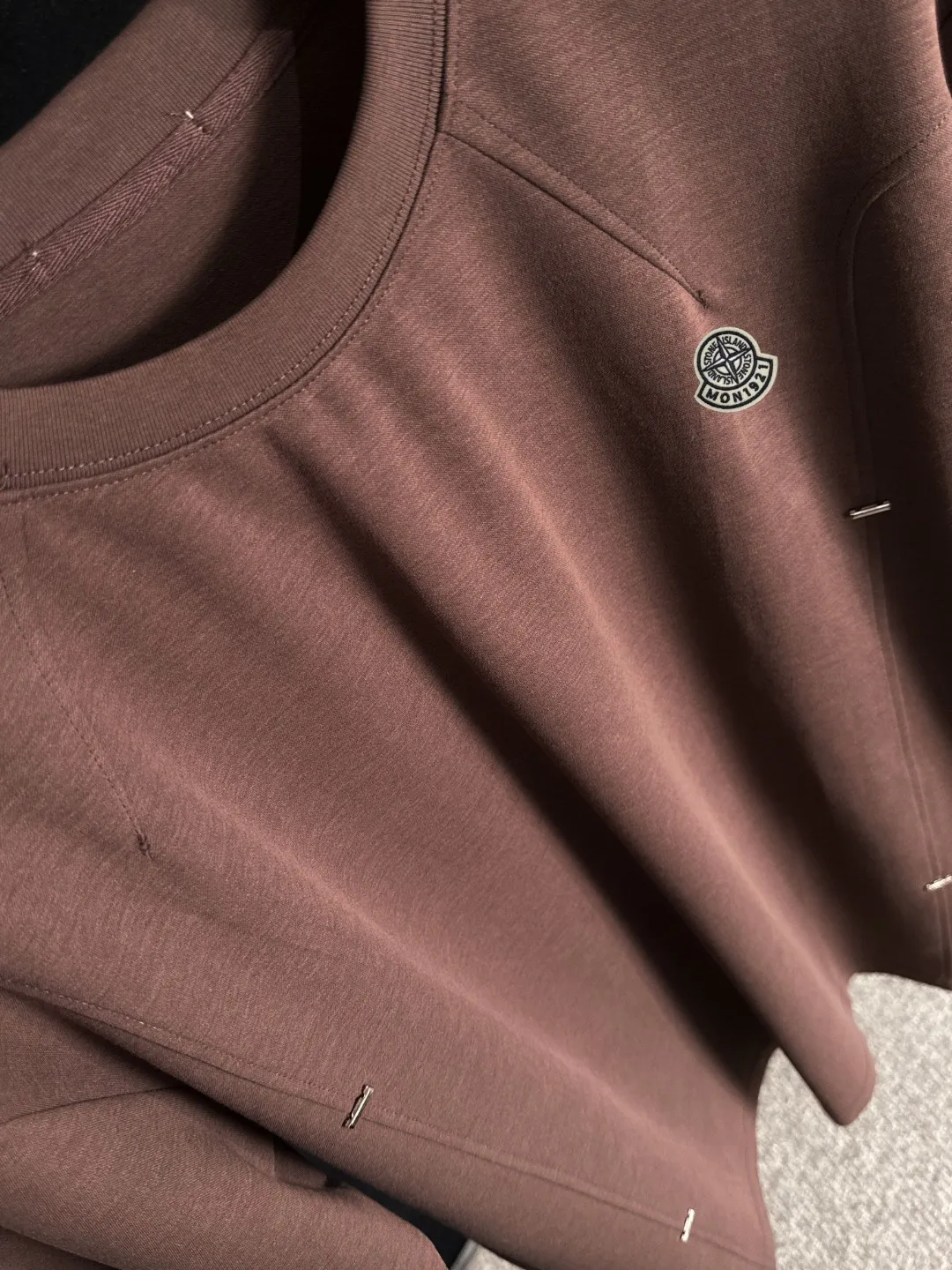 Next day shipment P300 High version Stone lsland/Stone Island 25ss spring and summer new high-end T-shirt Made with machines imported from Italy. Truly the most luxurious and high-quality style that you can wear with your eyes closed. Heavy combed fabrics. High-strength and heavy-weight fabrics feel substantial when weighed. The upper body is more textured than ordinary T-shirts and is not easy to deform. This texture can cope with the weather, absorb sweat and breathable, and is suitable for both hot and cold conditions! Perfectly produced with reference to the original stitch and stitch! The loose fit design is super noble. Custom-woven signature ribbed collar, cuffs, and hem. Really rare and rare goods Size: M-XXXL